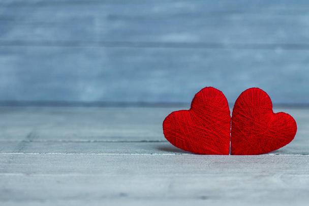 Liebe Herzen auf Holz Textur Hintergrund. Valentinstag Kartenkonzept. Ein Herz für den Valentinstag. - Foto, Bild