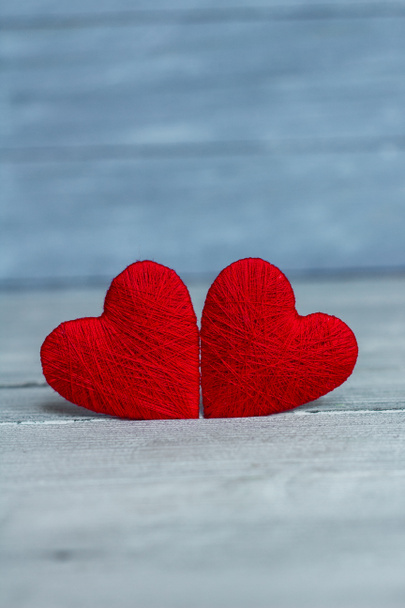 Liefde harten op houten textuur achtergrond. Valentijnskaart concept. Hart voor Valentijnsdag Achtergrond. - Foto, afbeelding