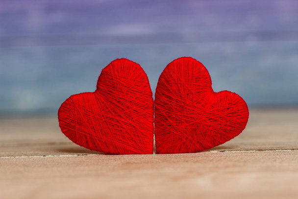 Ame corações em fundo de textura de madeira. Conceito de cartão de Dia dos Namorados. Coração para o Dia dos Namorados Fundo. - Foto, Imagem