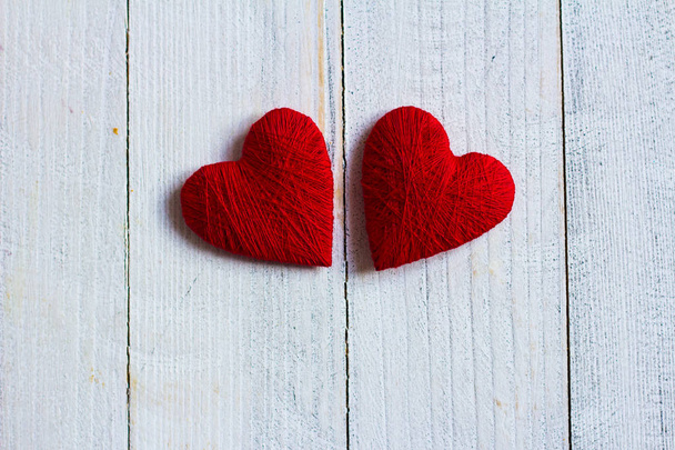 Liebe Herzen auf Holz Textur Hintergrund, Valentinstag Kartenkonzept. - Foto, Bild