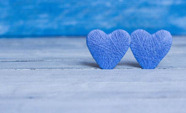 Láska srdce na dřevěné textury pozadí, Valentines den karty koncept. - Fotografie, Obrázek
