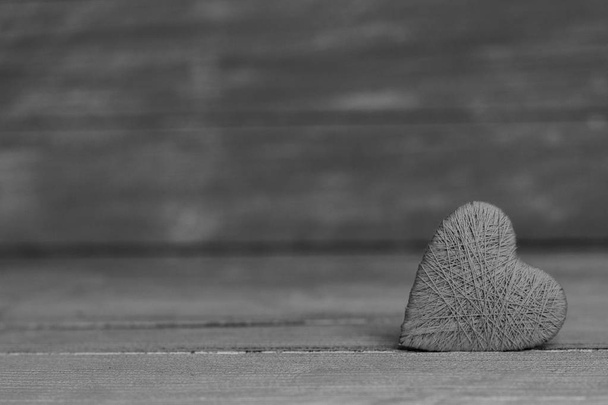 Καρδιές αγάπης σε ξύλινο φόντο υφή, Αγίου Βαλεντίνου κάρτα έννοια. - Φωτογραφία, εικόνα