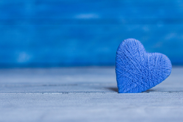 Aşk kalpleri ahşap dokuda, sevgililer günü kartı konsepti. - Fotoğraf, Görsel