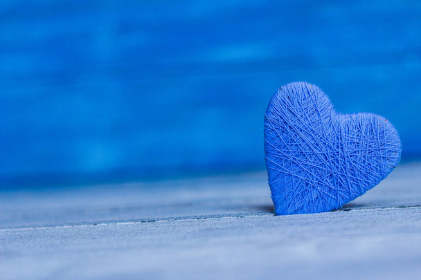 Láska srdce na dřevěné textury pozadí, Valentines den karty koncept. - Fotografie, Obrázek