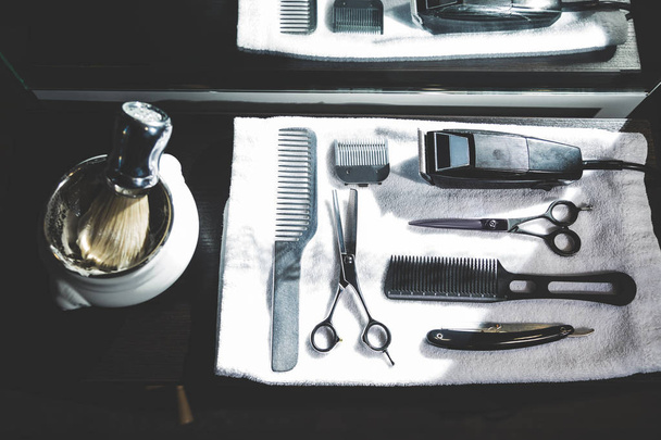 Top view of a shaving kit and a brush lying on a tray with a white towel. - Foto, Bild