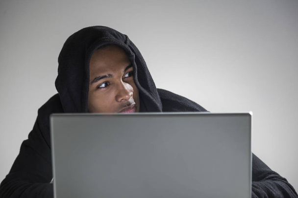 Alert African American hacker - Foto, Bild