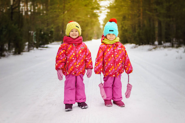 duas meninas no inverno na floresta
 - Foto, Imagem