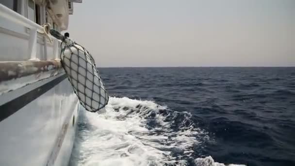 Żagle jacht na morzu - Materiał filmowy, wideo