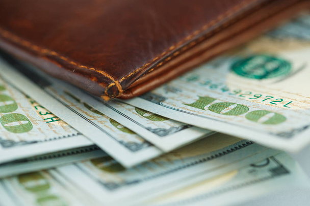 Barna bőr pénztárca Usa dollárt pénzzel - Fotó, kép