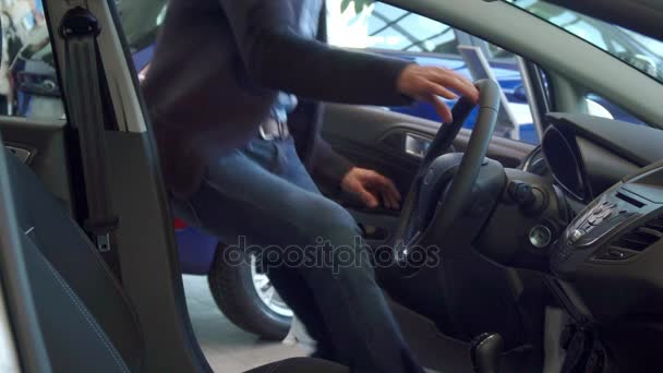 Man vastmaakt zijn dragen van de veiligheidsgordel in de auto - Video