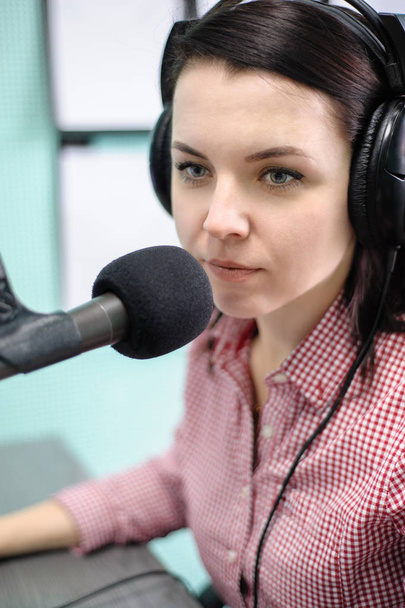 Ein Radio-DJ verkündet Neuigkeiten in einem Radio-Studio - Foto, Bild