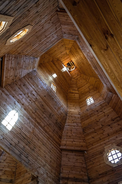 Igreja de madeira por dentro. A cúpula do templo antigo
 - Foto, Imagem