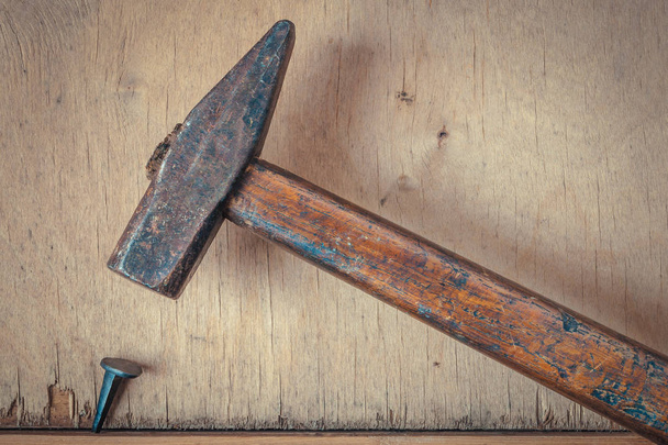 Old hammer and nail - 写真・画像