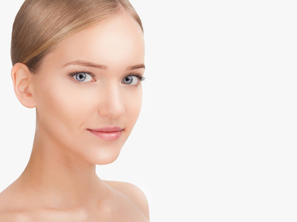 Schönheit Frau Gesicht Porträt. Hautpflegekonzept isoliert auf weißem Hintergrund - Foto, Bild