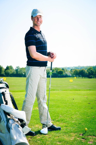 Golfspieler beim Üben - Foto, Bild