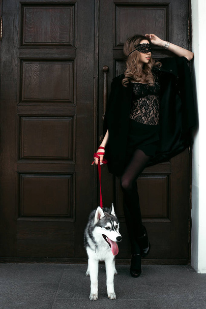 Το κορίτσι με the Σιβηρία σκύλος χάσκεϋ. Όμορφο κορίτσι παίζει με ένα Σιβηρικό γεροδεμένο. Κορίτσι περπάτημα με ένα σκυλί κυνηγιού - της δυτικής Σιβηρίας μεγαλόσωμος. Γκρο πλαν. Φωτογραφία μόδας, μαύρο και λευκό πυροβόλησε. - Φωτογραφία, εικόνα