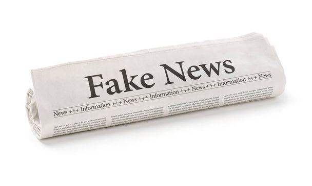 Periódico enrollado con el titular Fake News
 - Foto, Imagen
