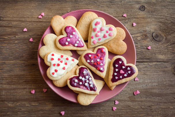 Glazed heart shaped cookies for Valentine's day - delicious homemade natural organic pastry, baking with love for Valentine's day - Foto, Imagem