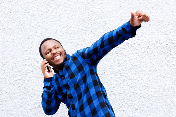 Африканский американец разговаривает по телефону
 - Фото, изображение