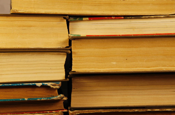 Куча старых книг
 - Фото, изображение