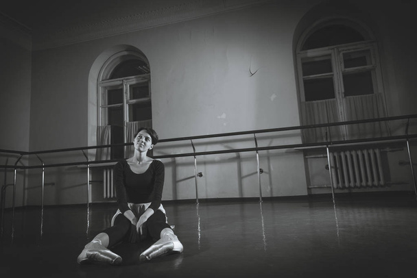 Ballet. Dancer warming up in the hall. Black and white photograp - Zdjęcie, obraz
