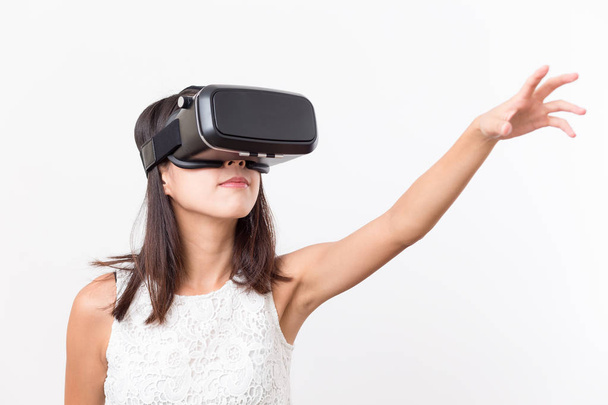 Frau sucht über Virtual-Reality-Gerät - Foto, Bild
