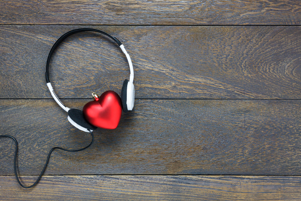 Vue du dessus forme de coeur rouge écouter de la musique avec écouteurs sur bois
 - Photo, image