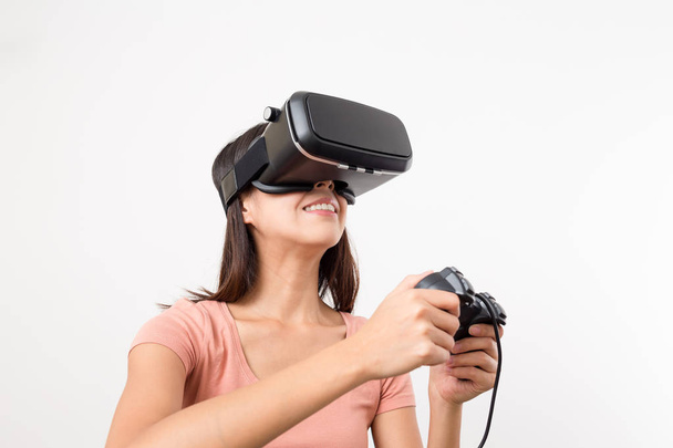 Mulher jogando jogo no dispositivo de realidade virtual
 - Foto, Imagem