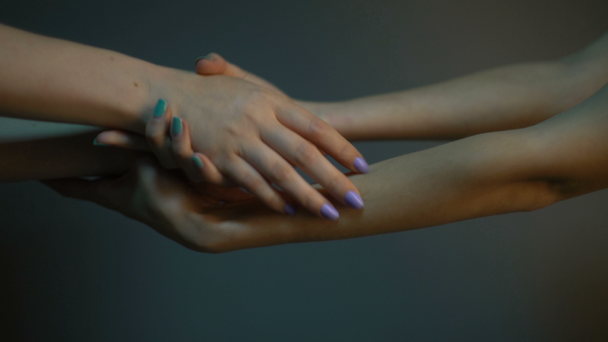 Ağır çekim: eller birbirine okşayarak. Kadın hassasiyet, touch, sarılmak ve elle kucaklama - Video, Çekim