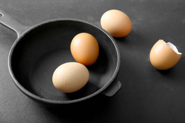 Raw eggs in frying pan - Foto, Imagen