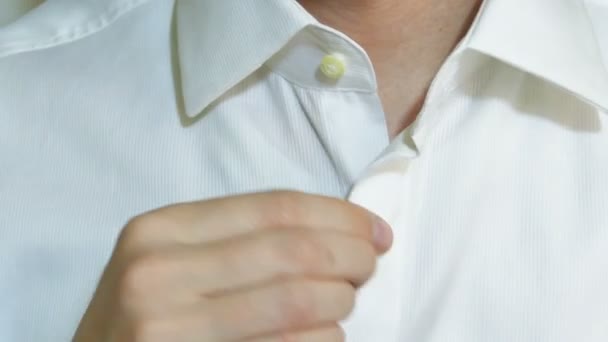Man Unbuttons White Shirt Collar - Πλάνα, βίντεο