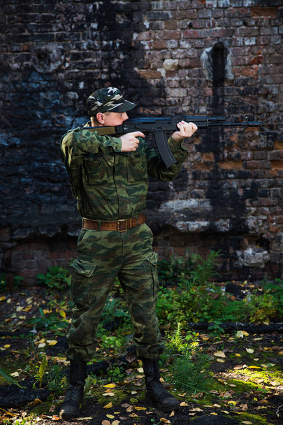 Katona vagy nemzetőr álcázás assault rifle Ak harci romokban - Fotó, kép