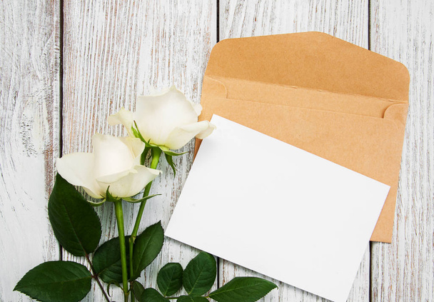 Witte rozen en envelop - Foto, afbeelding