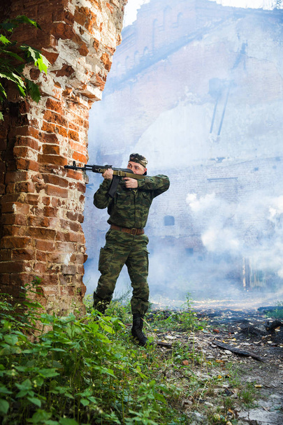 Asker veya milis kamuflaj içinde saldırı mücadele tüfeği Ak harabelerde ile - Fotoğraf, Görsel