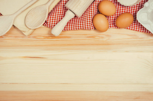 Baking cake or pizza ingredients top view on wooden background - Foto, afbeelding