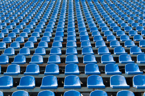 Сині сидіння для глядачів на стадіоні
 - Фото, зображення