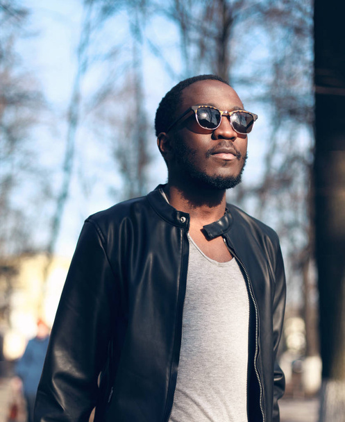 Portrait de mode homme africain portant des lunettes de soleil, leat rock noir
 - Photo, image