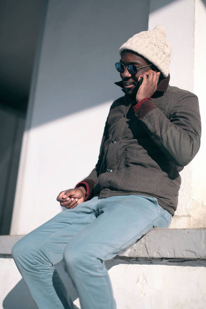 Fashion young african man talking on smartphone in the city - Φωτογραφία, εικόνα