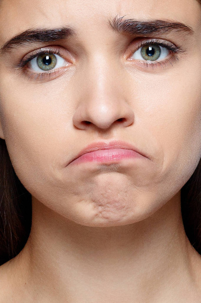 Portret młodej kobiety ze wstrząśniętym wyrazem twarzy - Zdjęcie, obraz