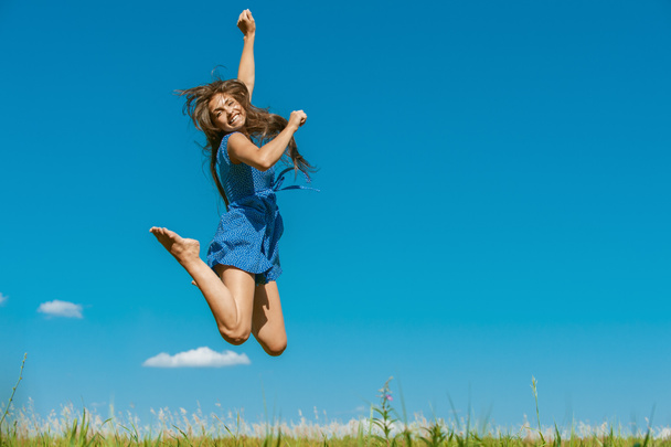 boldog fiatal nő magas, ugró a levegőbe - Fotó, kép