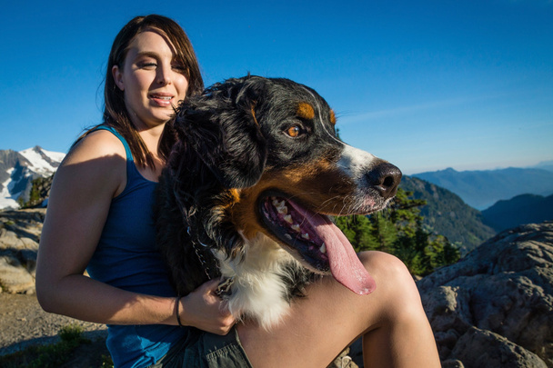 Hermosas mujeres paseando perro en las montañas
. - Foto, Imagen
