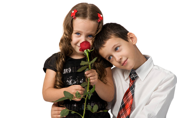 Romantische Beziehung zwischen kleinen Kindern. - Foto, Bild