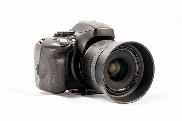 Черная немаркированная DSLR камера на белом фоне
 - Фото, изображение