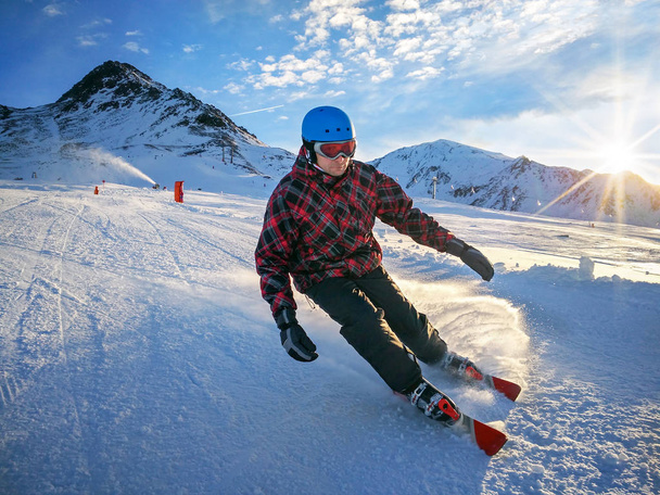 Skier on piste in high mountains with beautiful sky on sunny day - Foto, Imagem