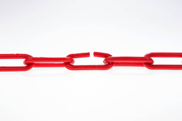 Красная цепь с нарушенным элементом на белом
 - Фото, изображение