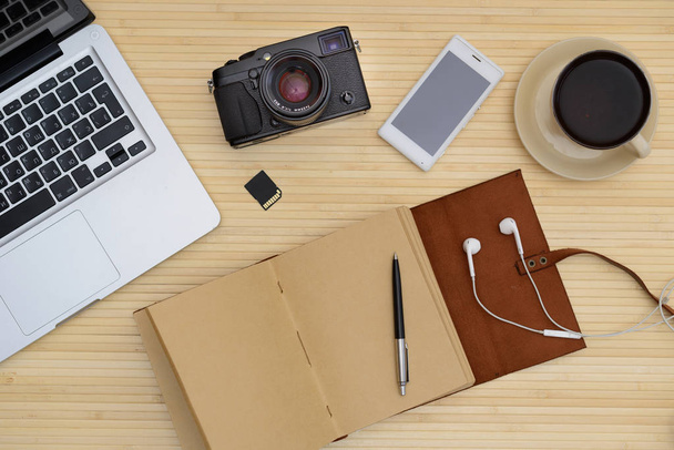 Vintage hipster ahşap üst Danışma, belgili tanımlık laptop ve bir fincan kahve, bir kamera, bir deri defter, bir telefon - Fotoğraf, Görsel