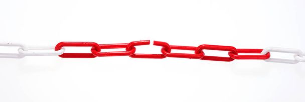 Czerwony łańcuch z uszkodzony element na białym - Zdjęcie, obraz