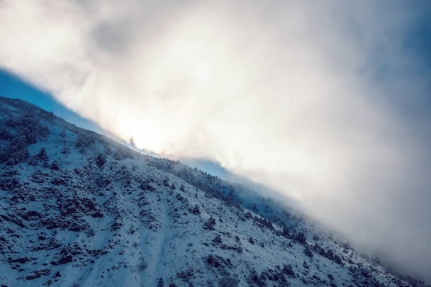 Drámai pictersque táj havas téli hegyek borított  - Fotó, kép