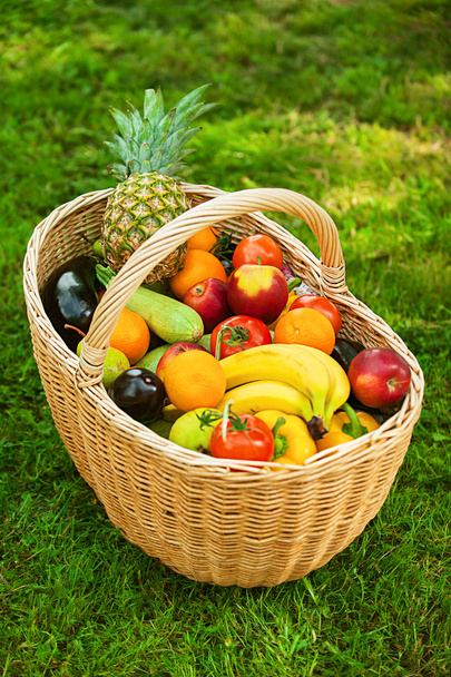Panier en osier avec fruits et légumes
 - Photo, image