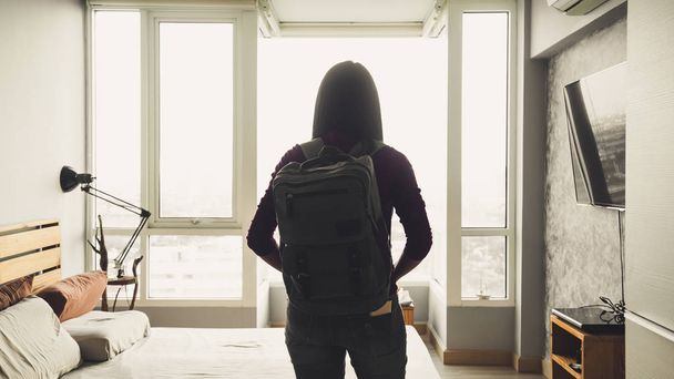 Woman with backpack ready to travel. - Photo, Image
